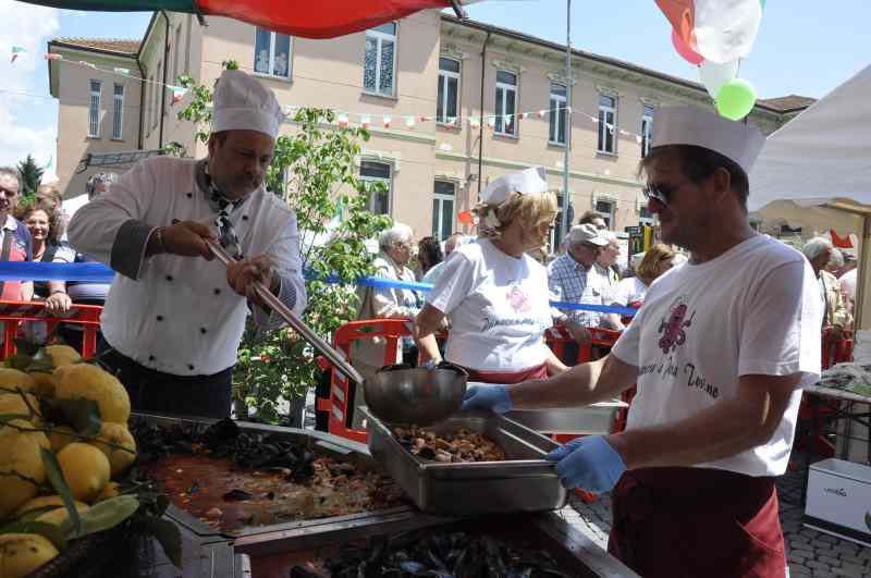 IVREA – Tutto pronto per “Primavera a Porta Torino – La Grande Zuppa di Pesce" 2 Ivrea zuppa pesce 1