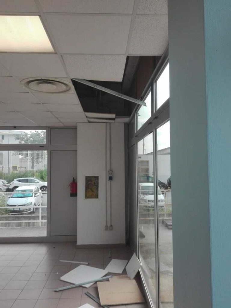 TORINO – Nubifragio: mensa del carcere allagata; crollo di parte del controsoffitto (FOTO) 6 Torino nubifragio carceri mensa 6