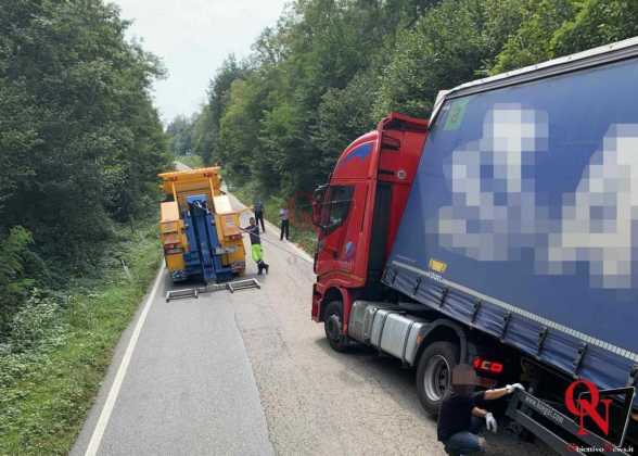 CAFASSE – Mezzo pesante esce di strada in via San Firmino (FOTO)