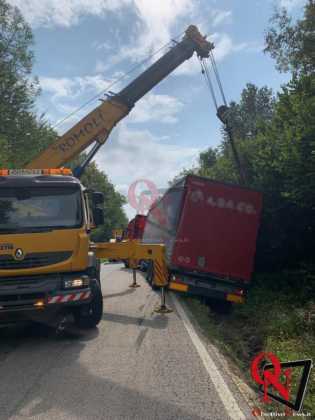 CAFASSE – Mezzo pesante esce di strada in via San Firmino (FOTO)