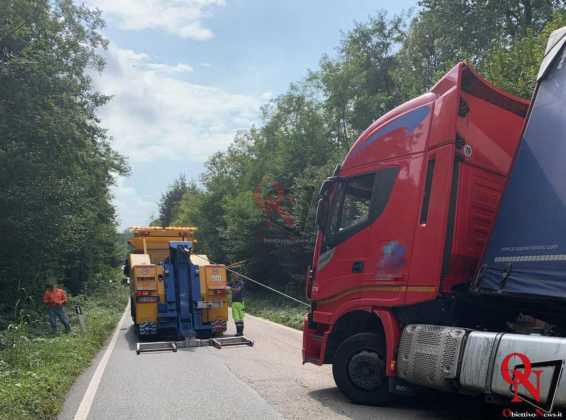 CAFASSE – Mezzo pesante esce di strada in via San Firmino (FOTO)