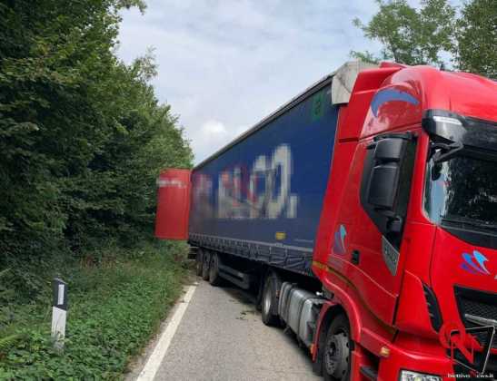 CAFASSE – Mezzo pesante esce di strada in via San Firmino (FOTO)