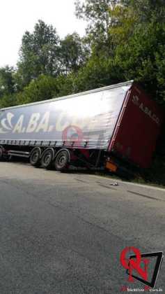 CAFASSE – Mezzo pesante esce di strada in via San Firmino (FOTO)