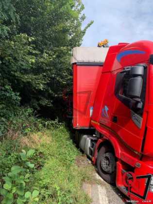 CAFASSE – Mezzo pesante esce di strada in via San Firmino (FOTO)