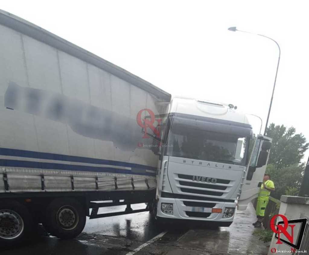 TORINO – Corso Vercelli: tir in panne sul ponte della Stura; lunghe code 2 Torino Tir Corso Vercelli 1