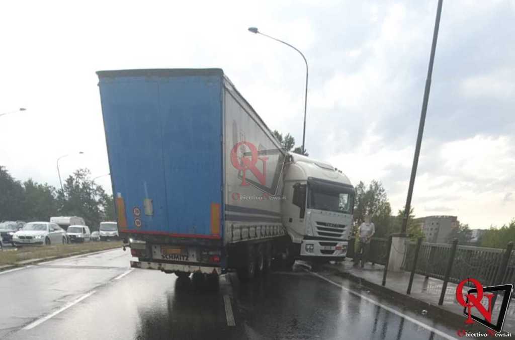 TORINO – Corso Vercelli: tir in panne sul ponte della Stura; lunghe code 1 Torino Tir Corso Vercelli 2