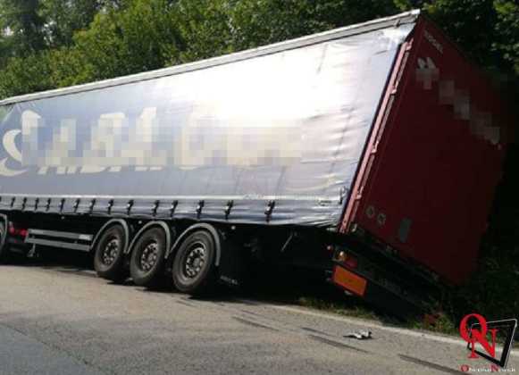 CAFASSE – Mezzo pesante esce di strada in via San Firmino (FOTO)