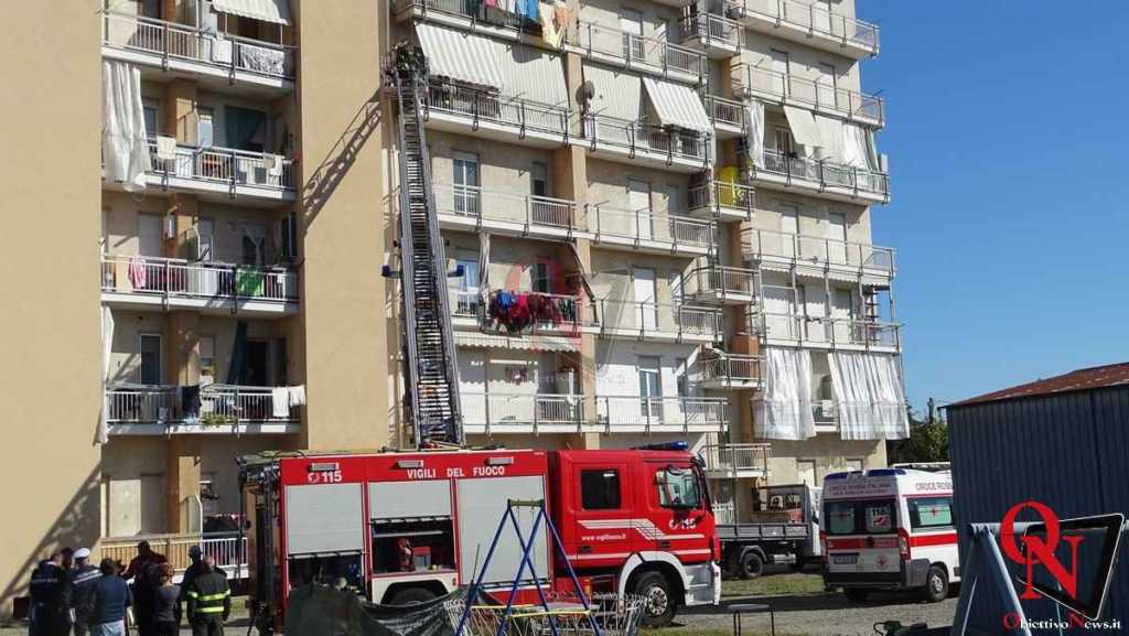 AGLIÈ - Incendio su un balcone di via Olivetti (FOTO)