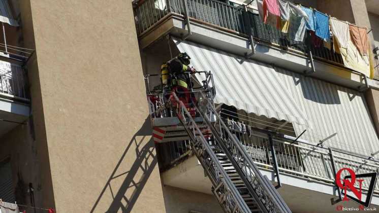 AGLIÈ - Incendio su un balcone di via Olivetti (FOTO)