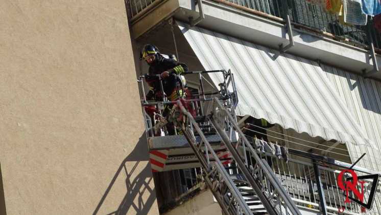 AGLIÈ - Incendio su un balcone di via Olivetti (FOTO)