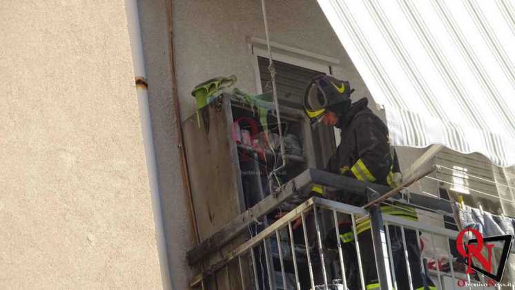 AGLIÈ - Incendio su un balcone di via Olivetti (FOTO)