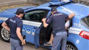 TORINO – Perseguita l'ex compagna che l'ha lasciato per atti di violenza; nella sua tasca un coltello