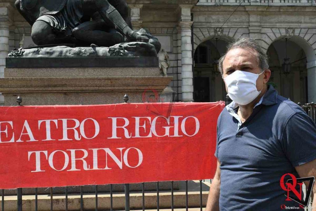 TORINO – Flash Mob dei lavoratori del Teatro Regio davanti al Comune (FOTO E VIDEO)