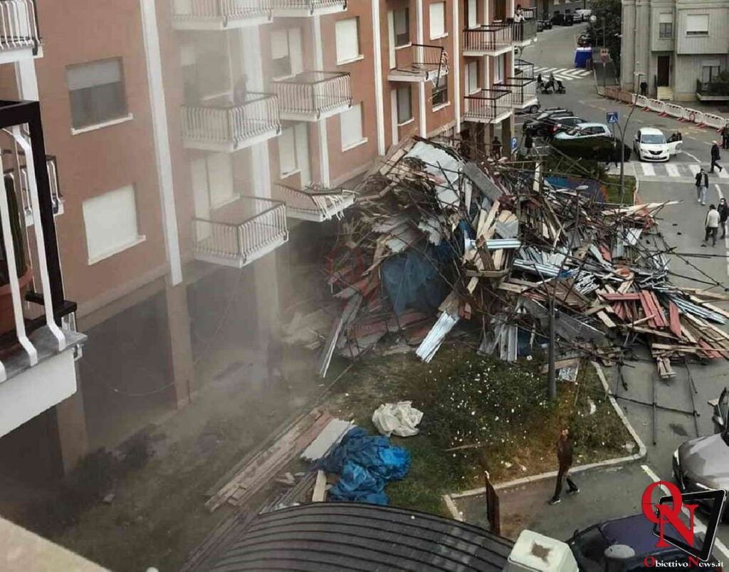 BORGARO TORINESE – Crolla un ponteggio in via Inghilterra; nessun ferito (FOTO)