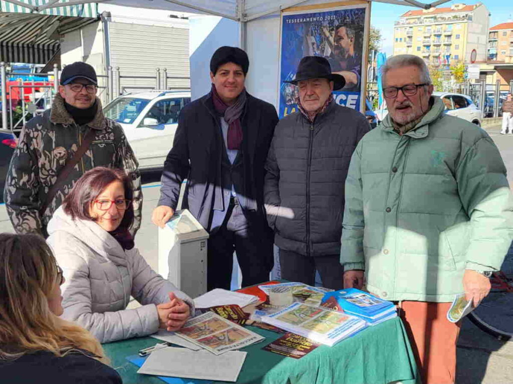 CHIVASSO - La Lega in piazza per il tesseramento (FOTO)