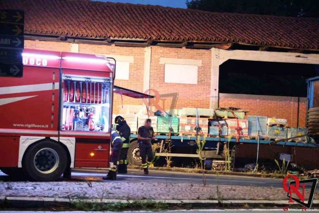 IVREA – Incendio nel rimorchio di un camion, parcheggiato in via Torino (FOTO)