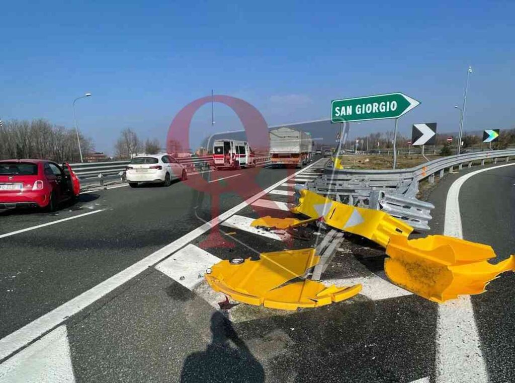 SAN GIORGIO CANAVESE – A5: auto urta guardrail; camion frena di colpo per evitarla (FOTO)